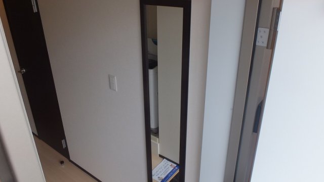 玄関　姿見設置。外出前にチェック！