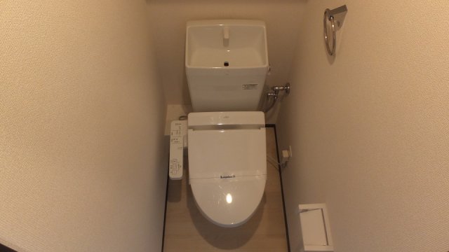 トイレ　温水洗浄便座付きのトイレです