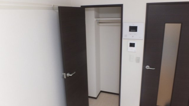 収納　コートも掛けられるクローゼットです。