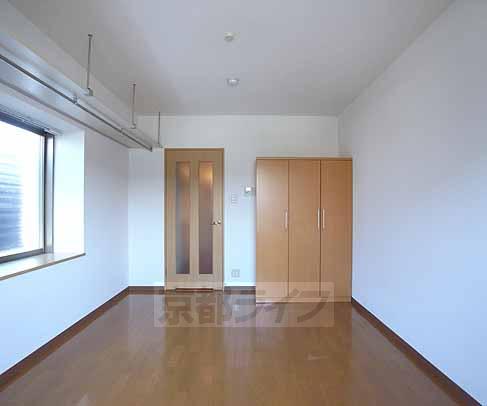 居室・リビング　広く明るい洋室です。