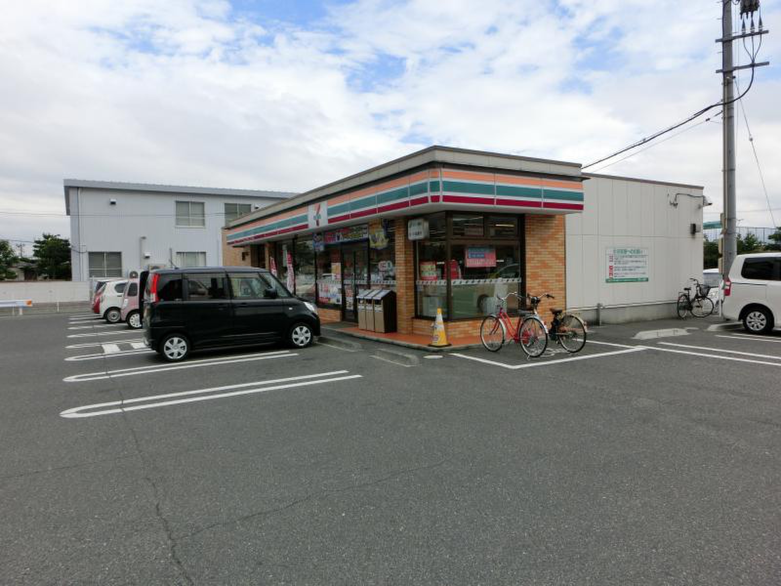 コンビニ　セブンイレブン岡山芳明小前店（コンビニ）まで675m