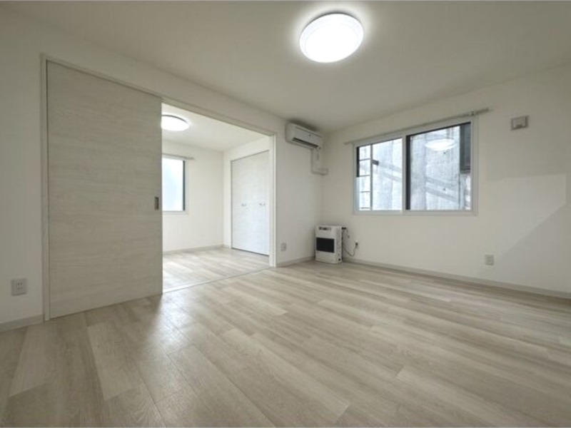 居室・リビング　退去予定につき同タイプ別号室の画像です。