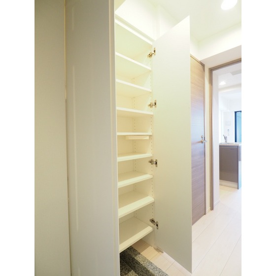 玄関　玄関には靴箱