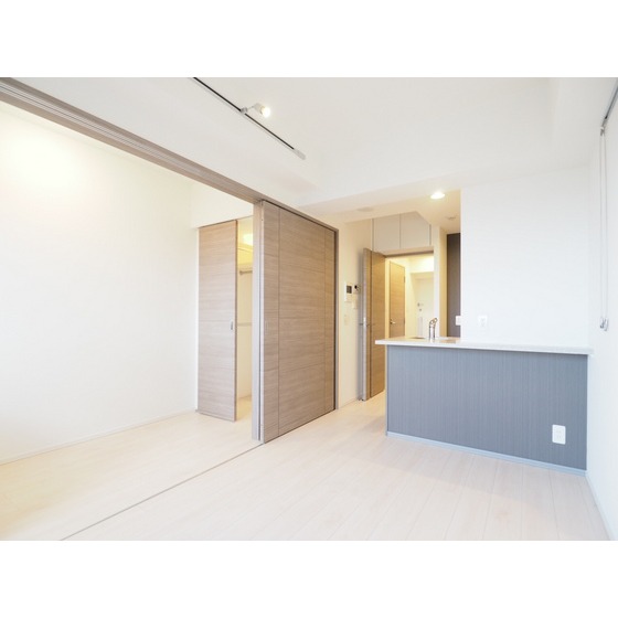 居室・リビング　仕切りを開けると広く使えます♪