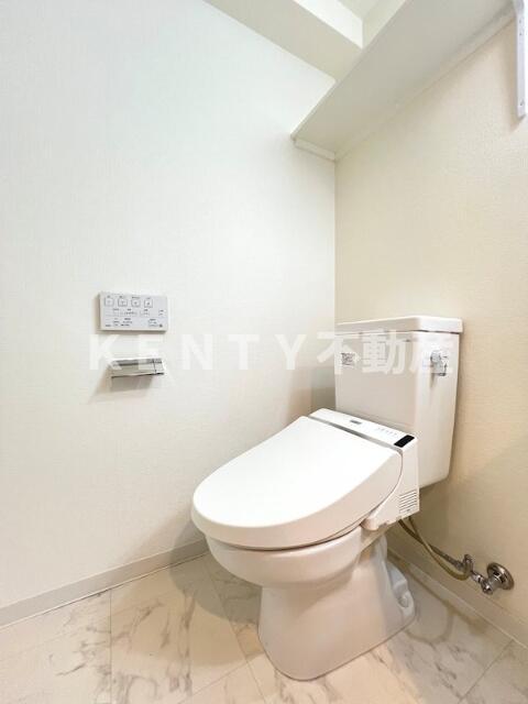 トイレ　落ち着いた色調のトイレです