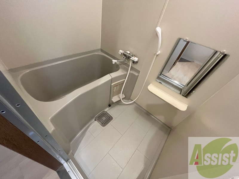 バス・シャワールーム　こちらはお風呂。一日の疲れをここで癒してください。