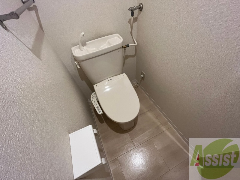 トイレ　ウォシュレット機能がついたトイレです。安心して使用できます。