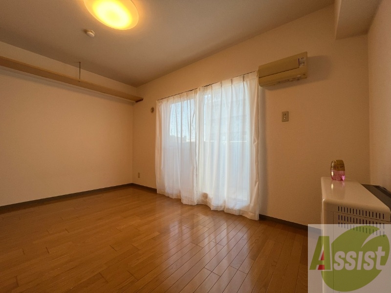 居室・リビング　１０．２帖の洋室です。広々として、きれいですね。