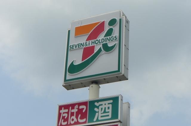 コンビニ　セブンイレブン（コンビニ）まで247m