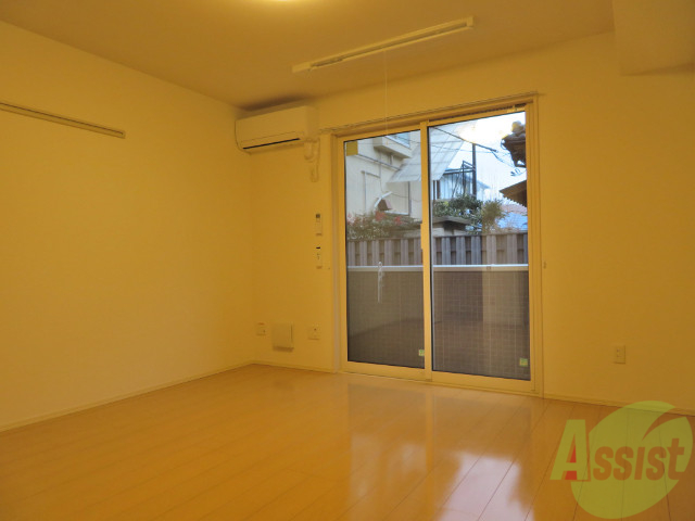 居室・リビング　陽当たり良く、十分に広さのあるお部屋となっております