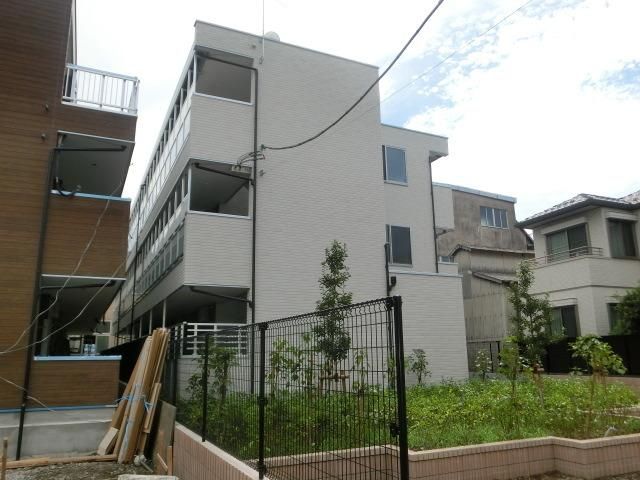 建物外観　２０１５年７月竣工、駅徒歩７分の物件です