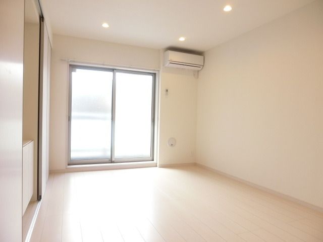 居室・リビング　エアコン、収納完備の洋室です