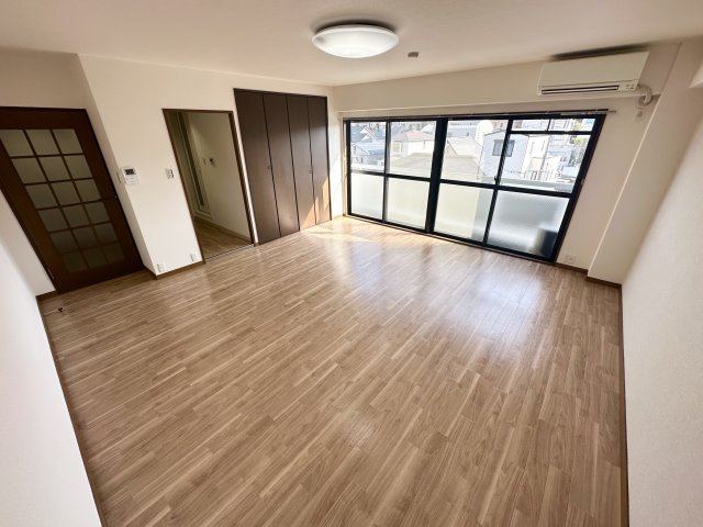 居室・リビング　広々13帖の洋室です♪