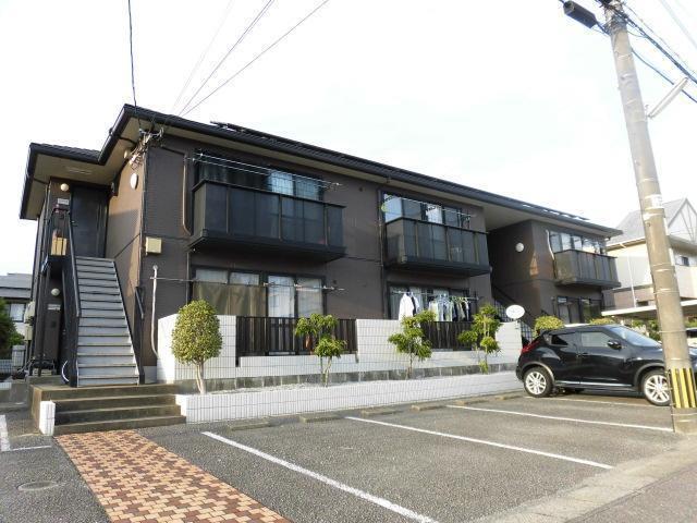 建物外観　間に階段があるため、全部屋角部屋のような造りです。