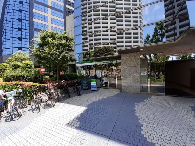 コンビニ　ファミリーマート新宿アイタウン店（コンビニ）まで120m