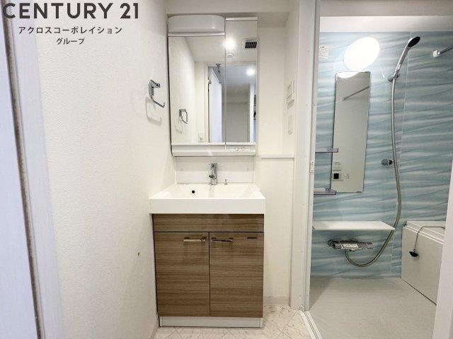 洗面設備　シンプルな独立洗面台