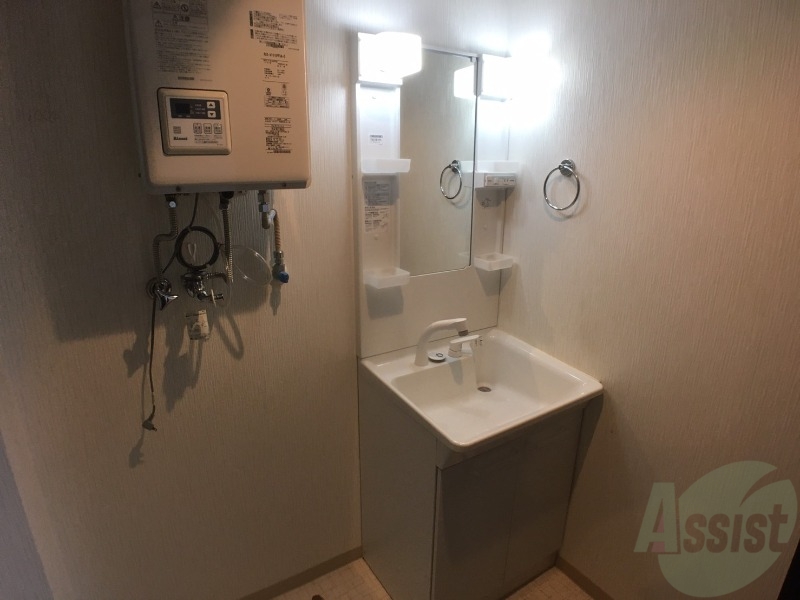 洗面設備　独立洗面台です。大きくてよいですね。シャンプーもできます。