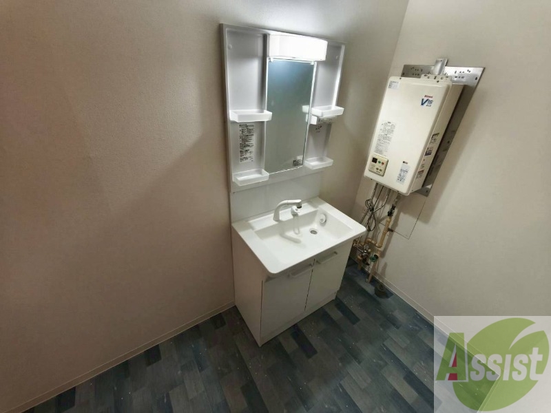 洗面設備　独立洗面台です。大きくてよいですね。シャンプーもできます！