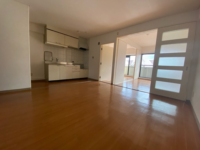 居室・リビング　床色が落ち着いて色合いで綺麗です！