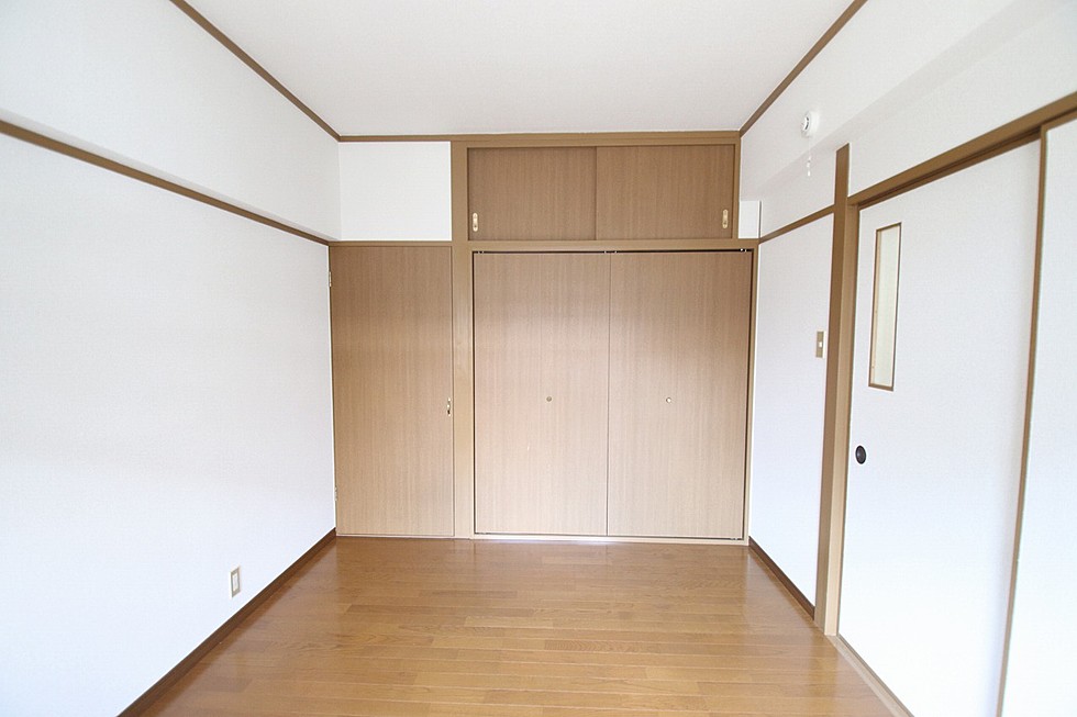 その他部屋・スペース　落ち着いた色調の寝室です