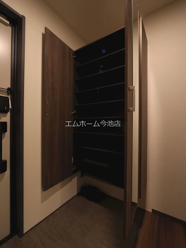 玄関　玄関　シューズボックス付