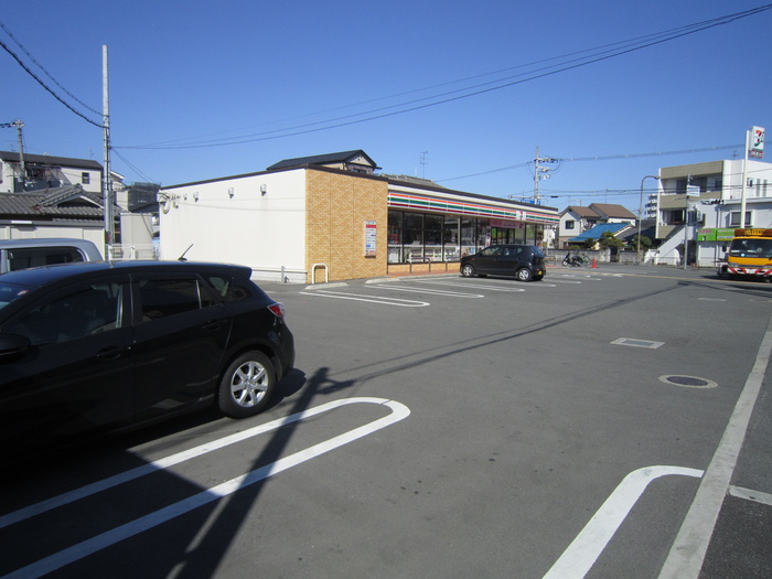 コンビニ　セブンレイブン（コンビニ）まで120m