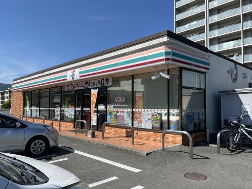 コンビニ　セブンイレブン　下東店（コンビニ）まで292m