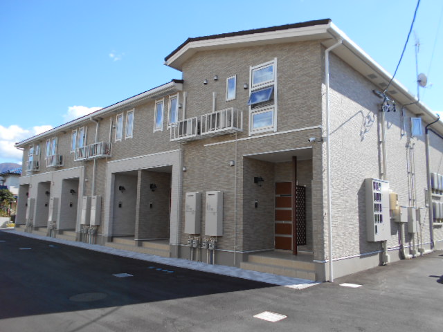 建物外観　建物玄関側（北面）を北西方向より撮影