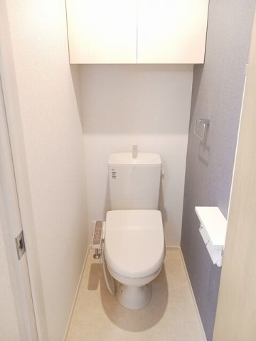 トイレ　落ち着いた色調のトイレです