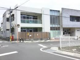 幼稚園・保育園　市立西久保こども園（幼稚園・保育園）まで390m