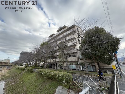 建物外観　エレベーターがついていて重い荷物も便利☆