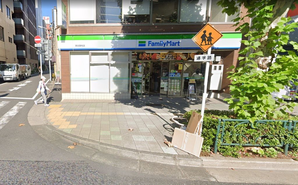 コンビニ　ファミリーマート泰志築地店（コンビニ）まで70m