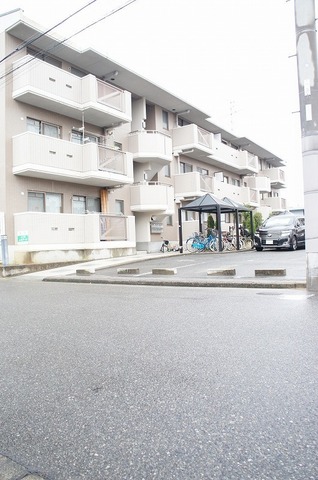 駐車場　鉄筋コンクリート造のがっちり物件