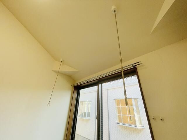 その他設備　室内物干し用金具付！雨の日や梅雨の時期に役立ちます！