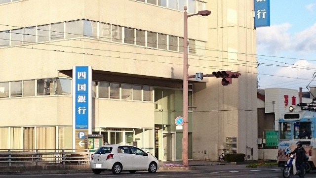 銀行　四国銀行木屋橋支店（銀行）まで627m