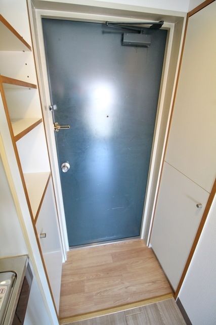 玄関　同物件別部屋写真