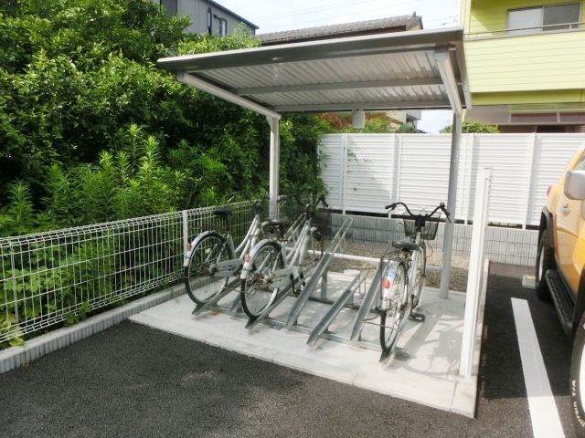 その他共有部分　屋根付きの駐輪場です