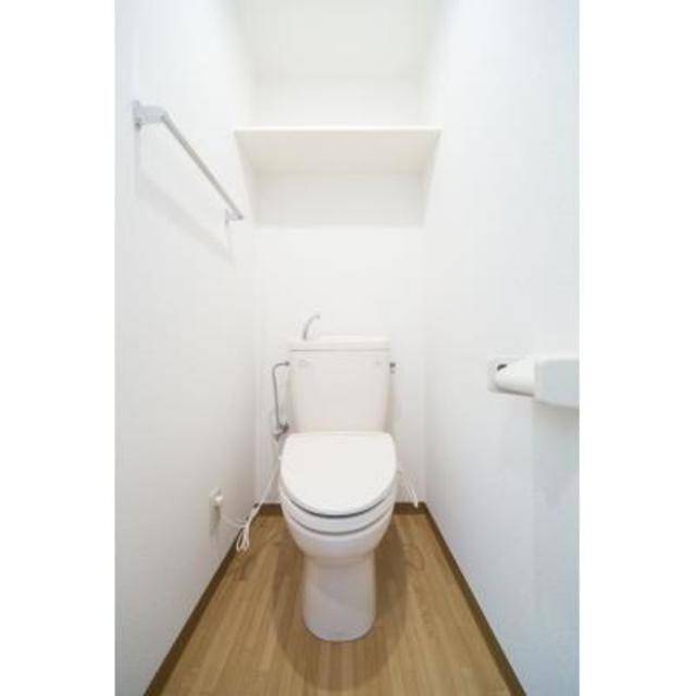 トイレ　上部に棚付きの洋式トイレです☆