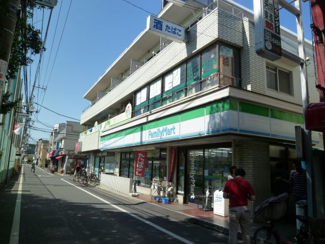 コンビニ　ファミリーマート（コンビニ）まで840m