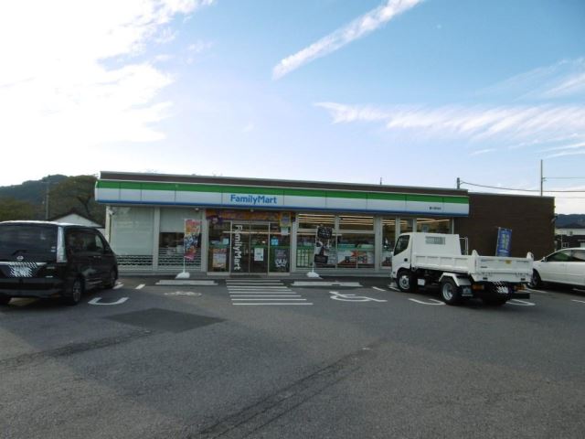 コンビニ　ファミリーマート（コンビニ）まで490m