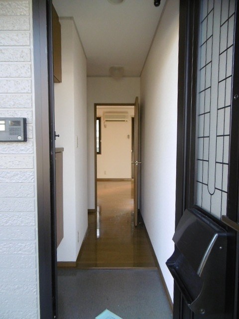 玄関　※写真は103号室のお部屋です。