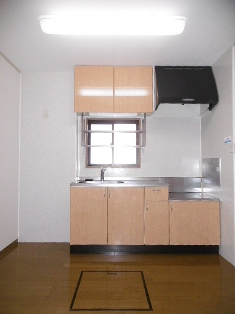 キッチン　※写真は103号室のお部屋です。