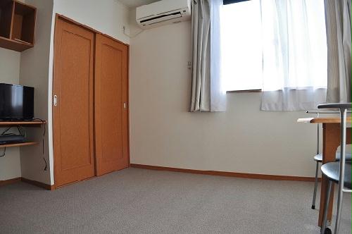 居室・リビング　カーテン、エアコン付き（部屋によりメーカーは異なります）