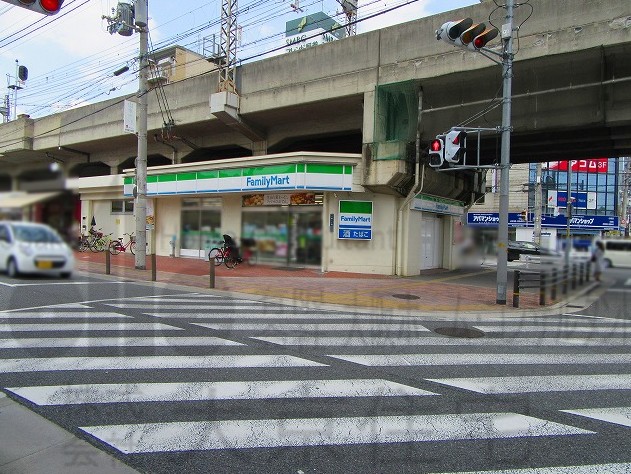 コンビニ　ファミリーマート 小阪駅前店（コンビニ）まで440m