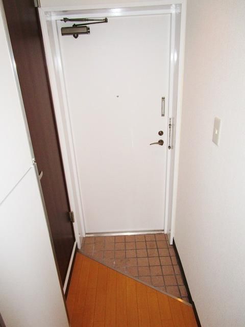 玄関　★しっかりとした玄関扉の玄関です★