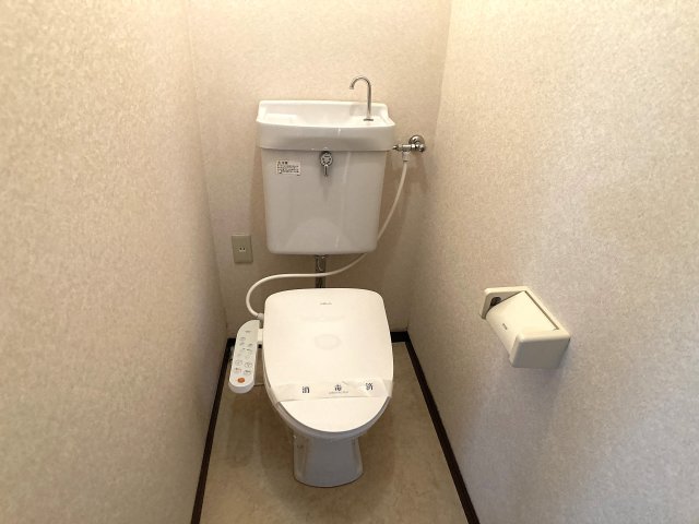 トイレ　温水洗浄便座付きのトイレ