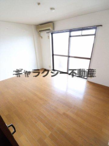 居室・リビング　6帖の洋室です