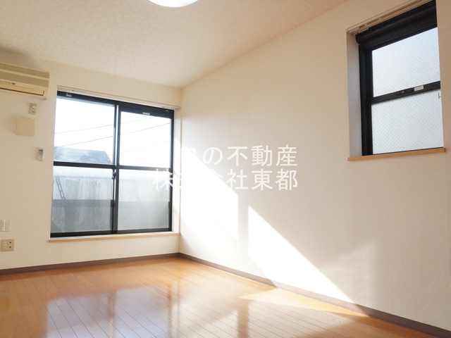 居室・リビング　２面採光なので、明るく風通しのよい過ごしやすいお部屋です♪