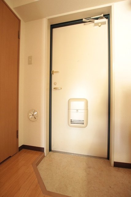 玄関　同物件別号室のものです。