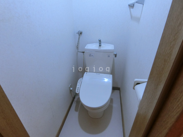 トイレ　嬉しい温水洗浄便座付き